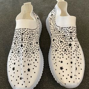 Shoes, slip on, white and black size 6, light weight, no name no brand